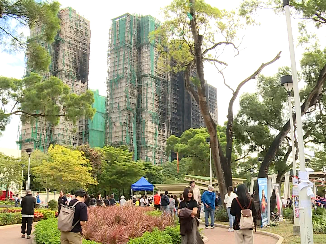 消防處人員亦協助房屋署為宏昌閣13個單位進行臨時加固工作。（張連登攝）