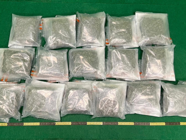 海關在機場偵破一宗販毒案，檢獲約8公斤毒品。（政府新聞處提供）