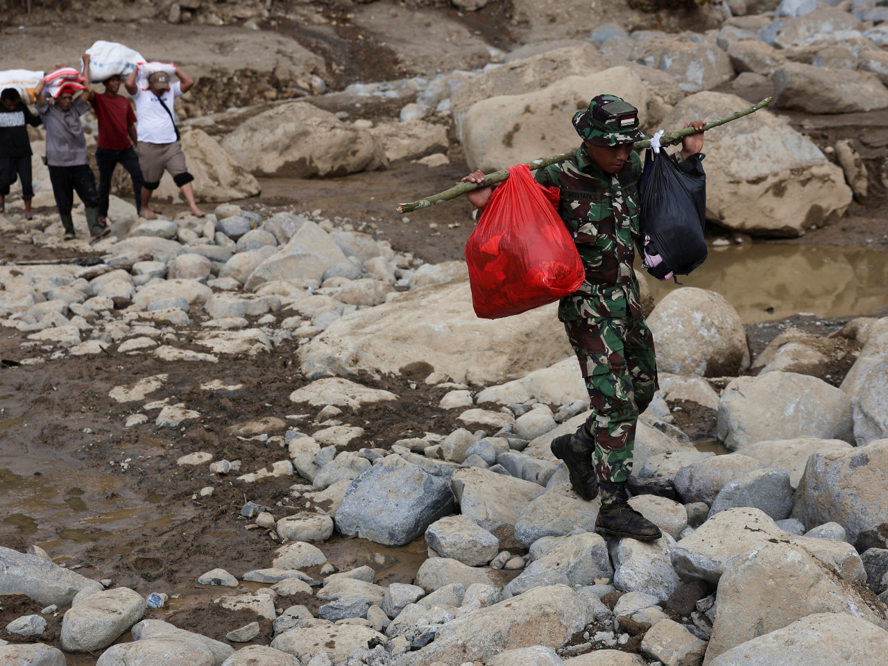 印尼蘇門答臘島的洪災導致超過700人遇難，當局表示首要工作是加快運送救援物資。（路透社）