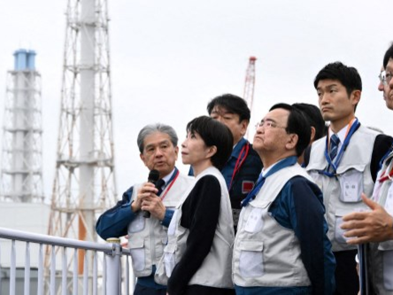 高市早苗（左二）昨日視察福島第一核電站，了解反應堆報廢工作的進度與核污水排海的情況。（法新社）