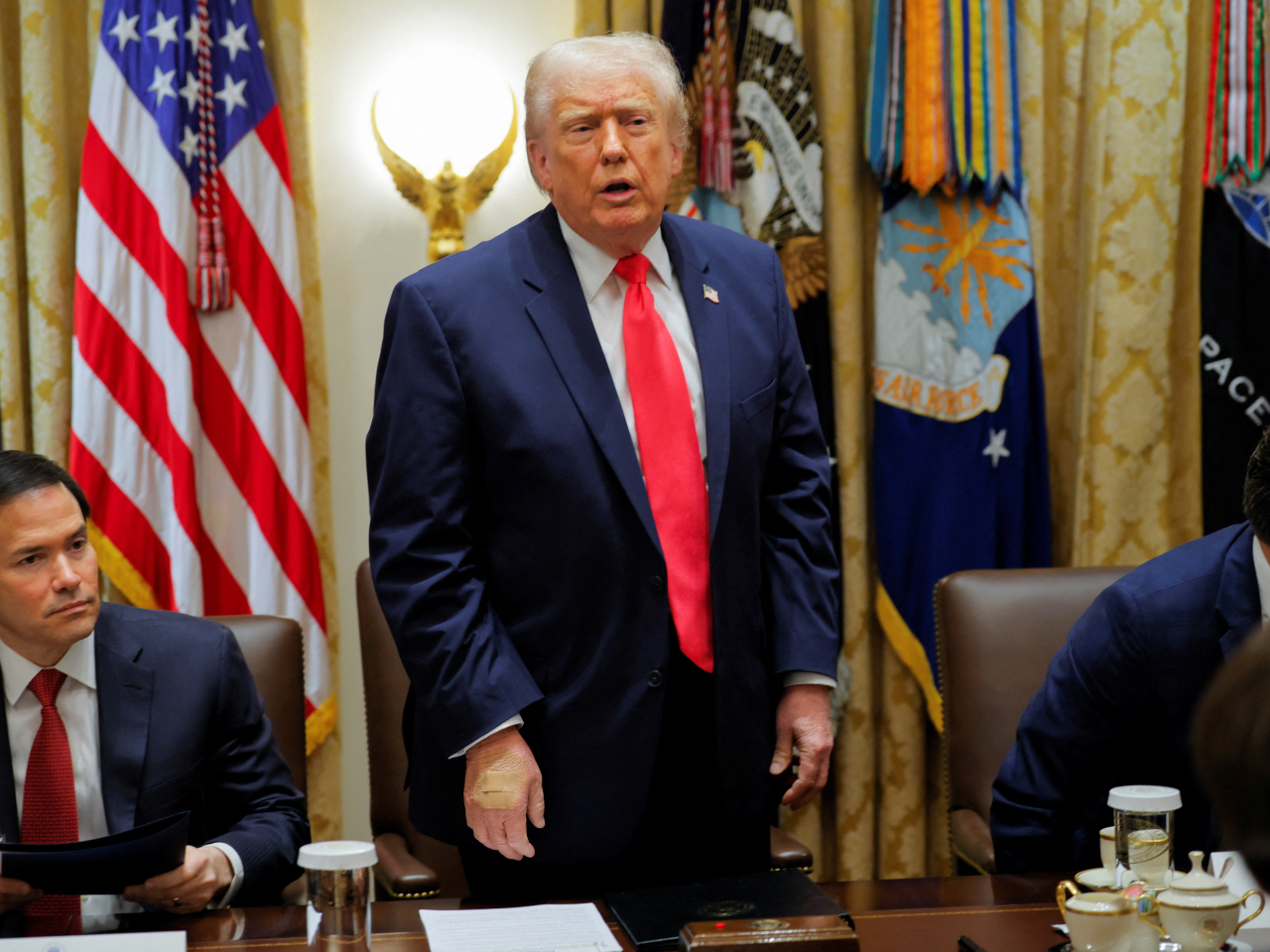 特朗普主持內閣會議時表示，任何涉嫌向美國走私毒品出售的國家都會遭到打擊。（路透社）