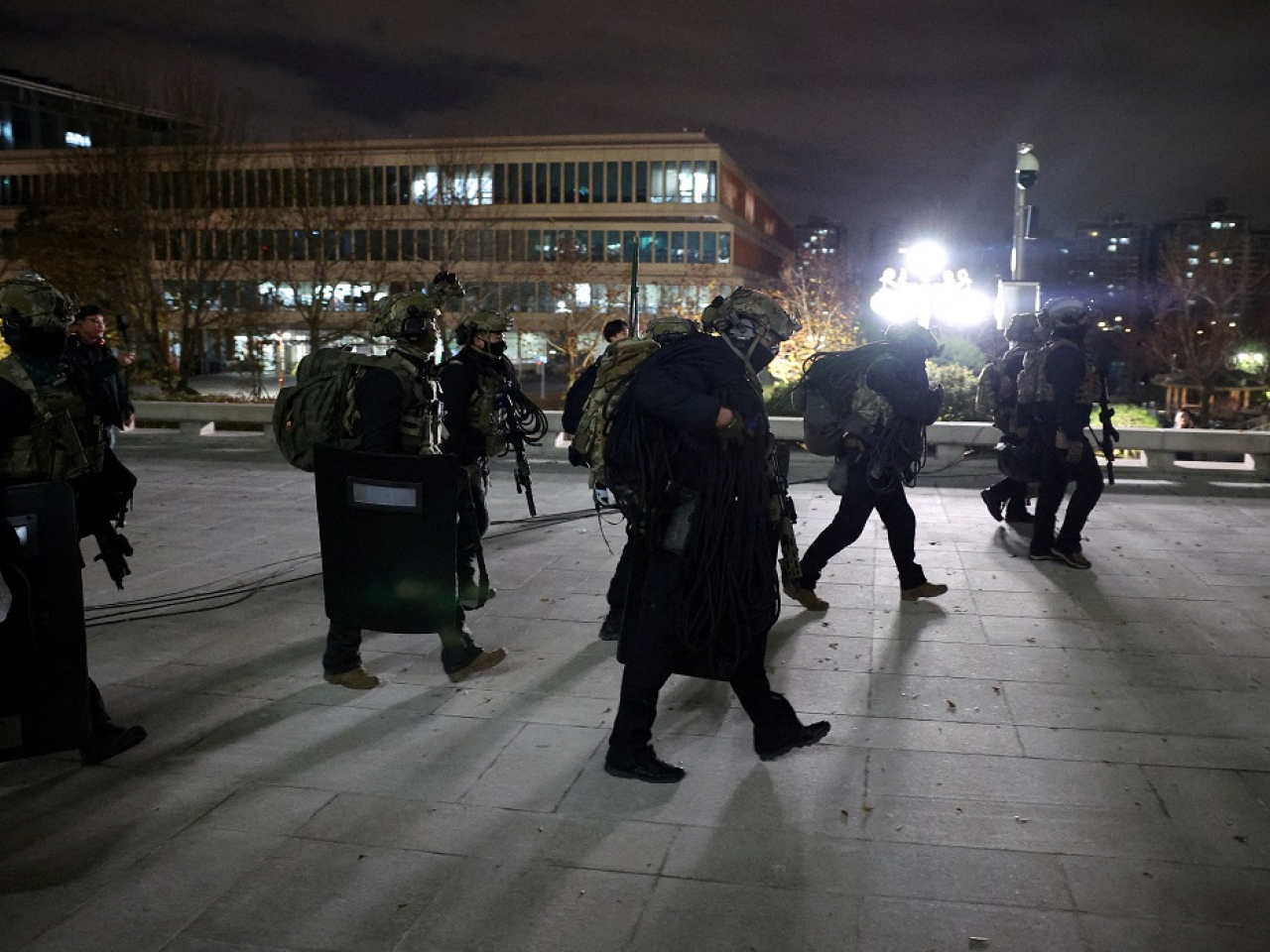 韓國國防部長安圭伯在緊急戒嚴事件一周年前夕，就軍隊捲入內亂導致民眾陷入安全風險等正式致歉。（路透社資料圖片）