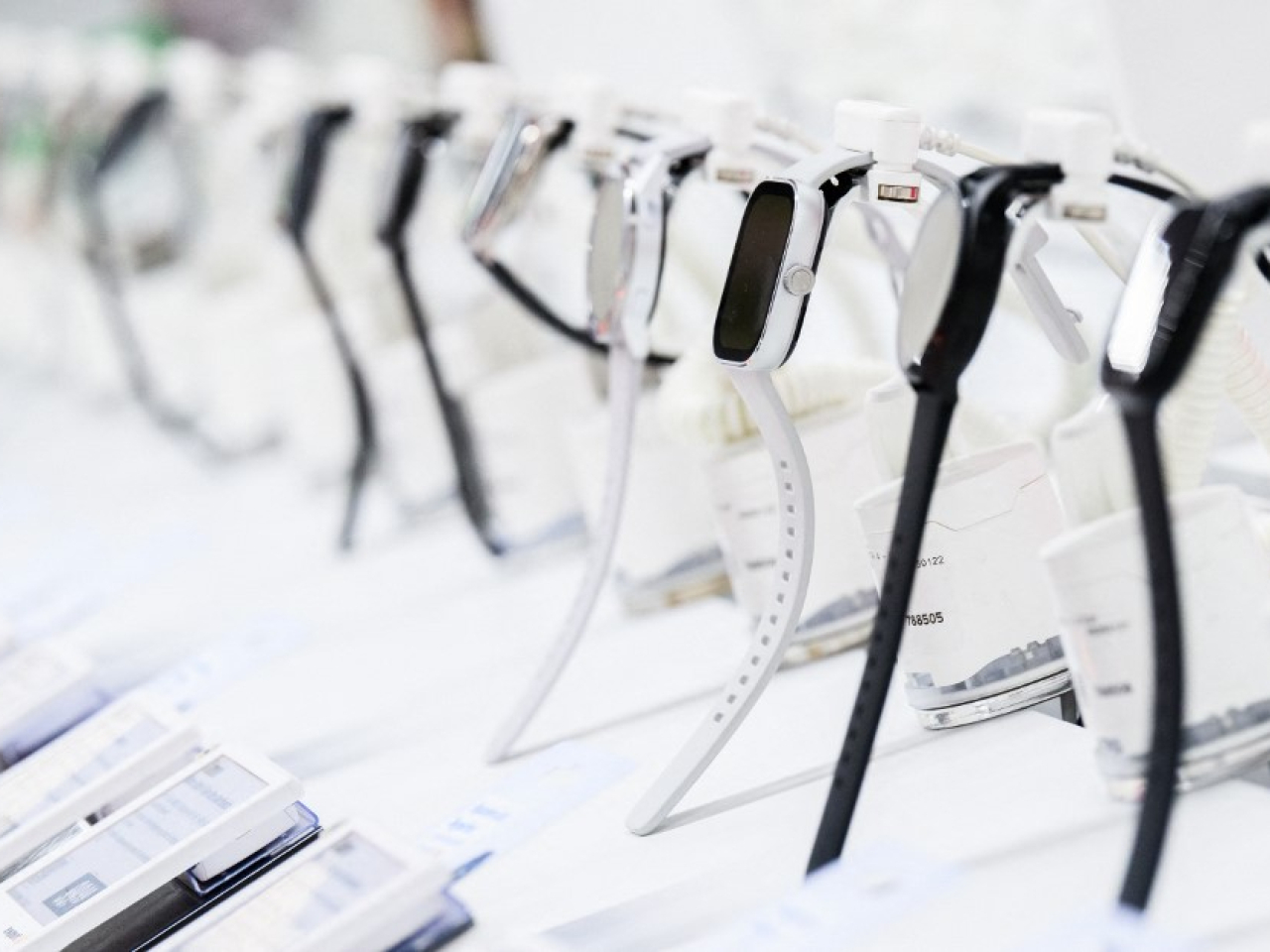 新加坡明年起禁中學生校內用智能手機手錶。（法新社資料圖片）