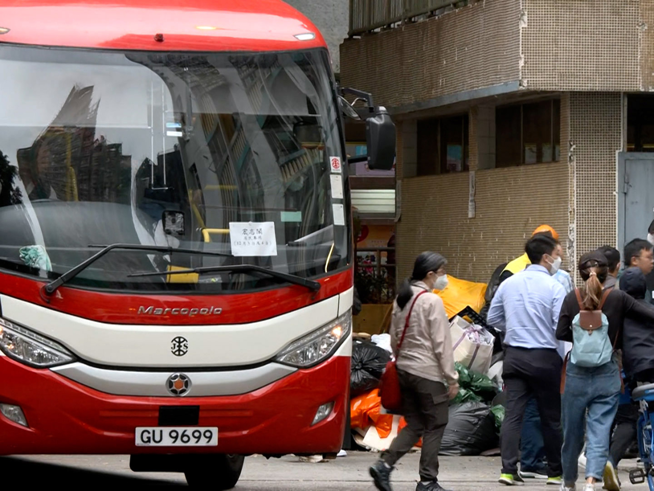 部分居民由當局安排的旅遊巴安排到宏志閣。（梁禎祥攝）