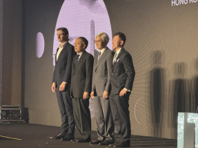 姚建華（右２）表示，正全力與保險業界協調，為受影響人士提供及時支援與協助。（張詩民攝）