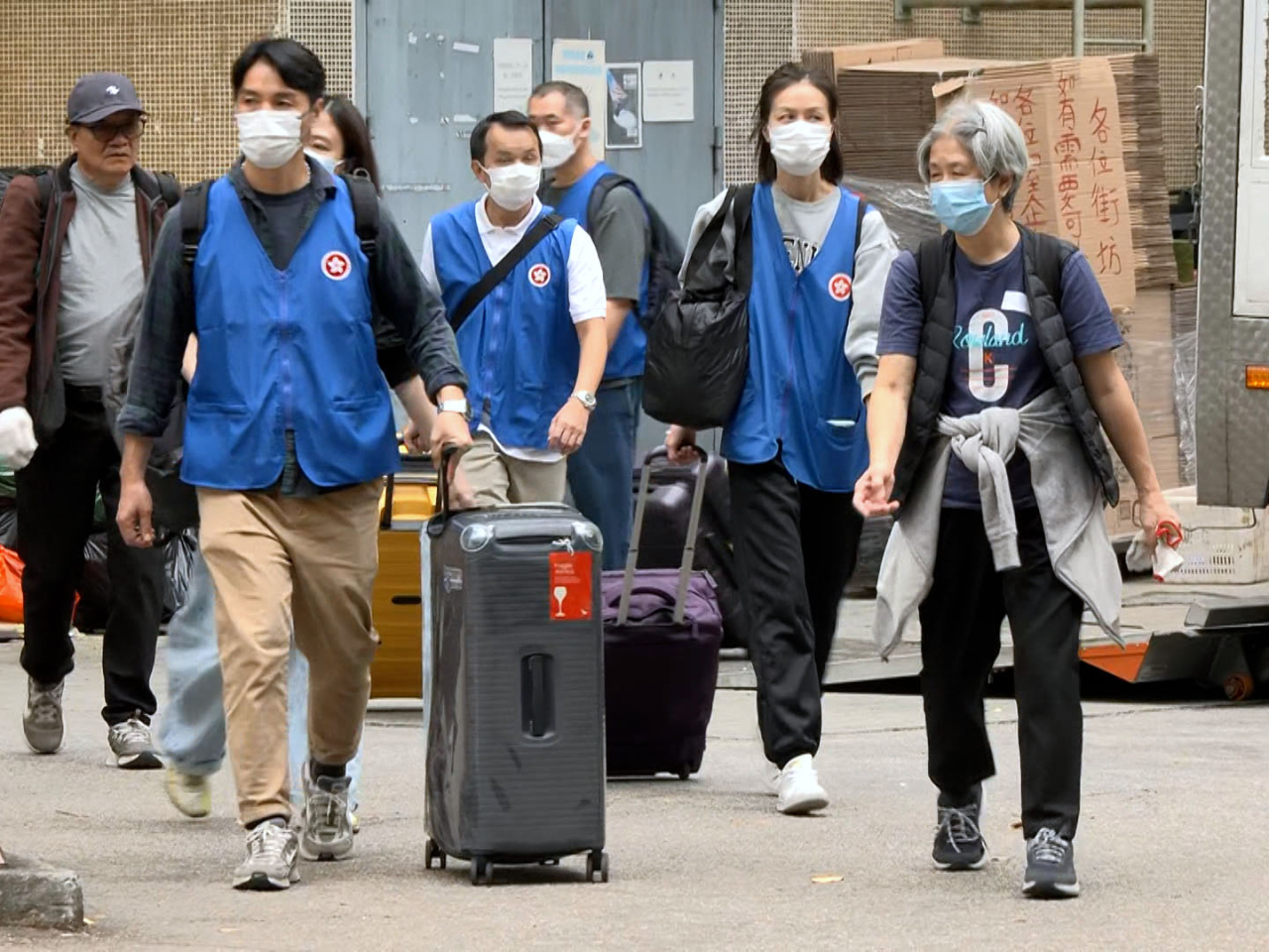 有居民認為政府安排貼心，有人協助登記，亦有社工在場。（梁禎祥攝）