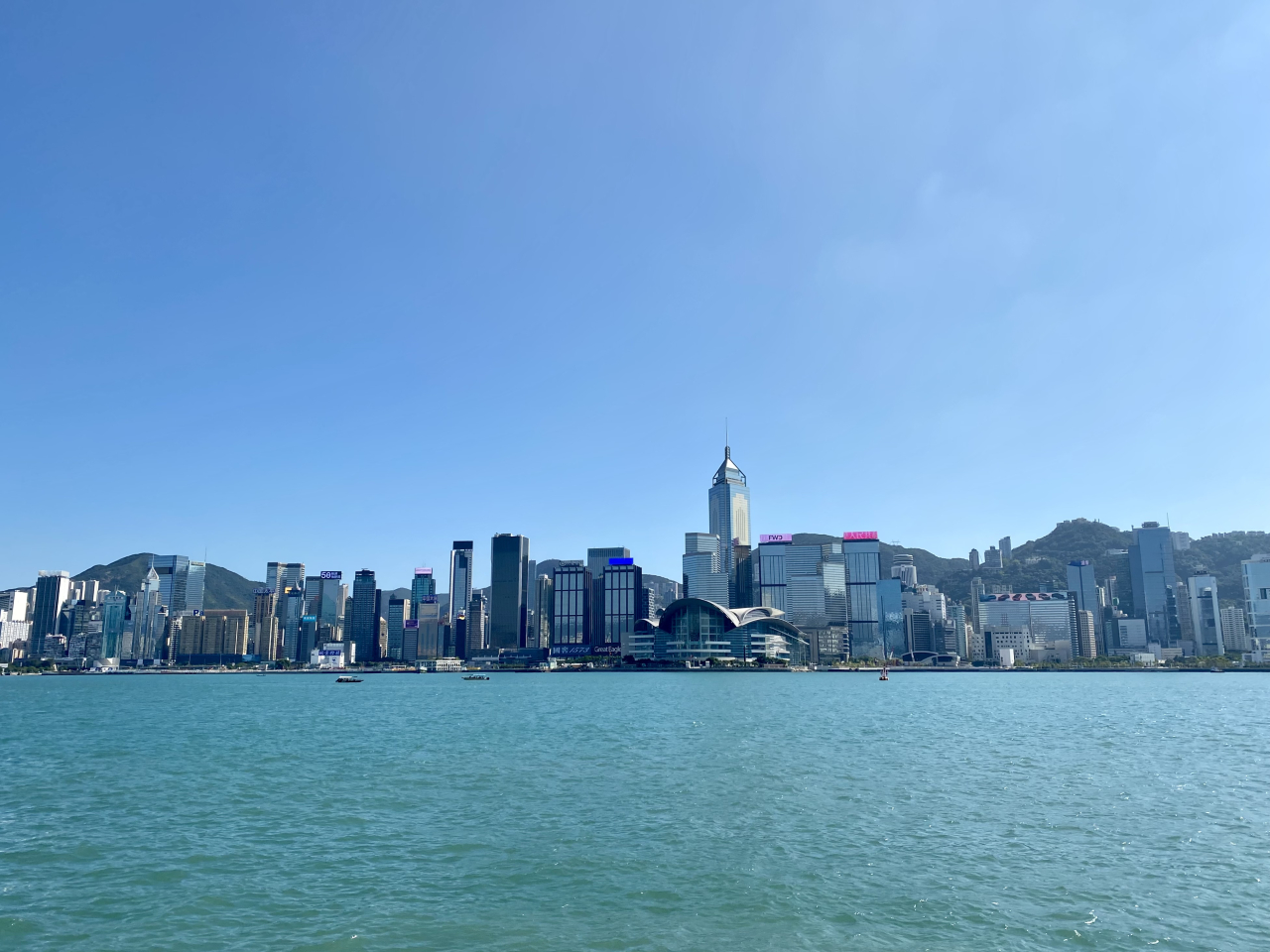 王江撰文提到，支持香港鞏固提升國際金融中心地位，強化離岸人民幣業務樞紐功能。（港台圖片）