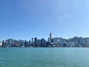 王江撰文提到，支持香港鞏固提升國際金融中心地位，強化離岸人民幣業務樞紐功能。（港台圖片）