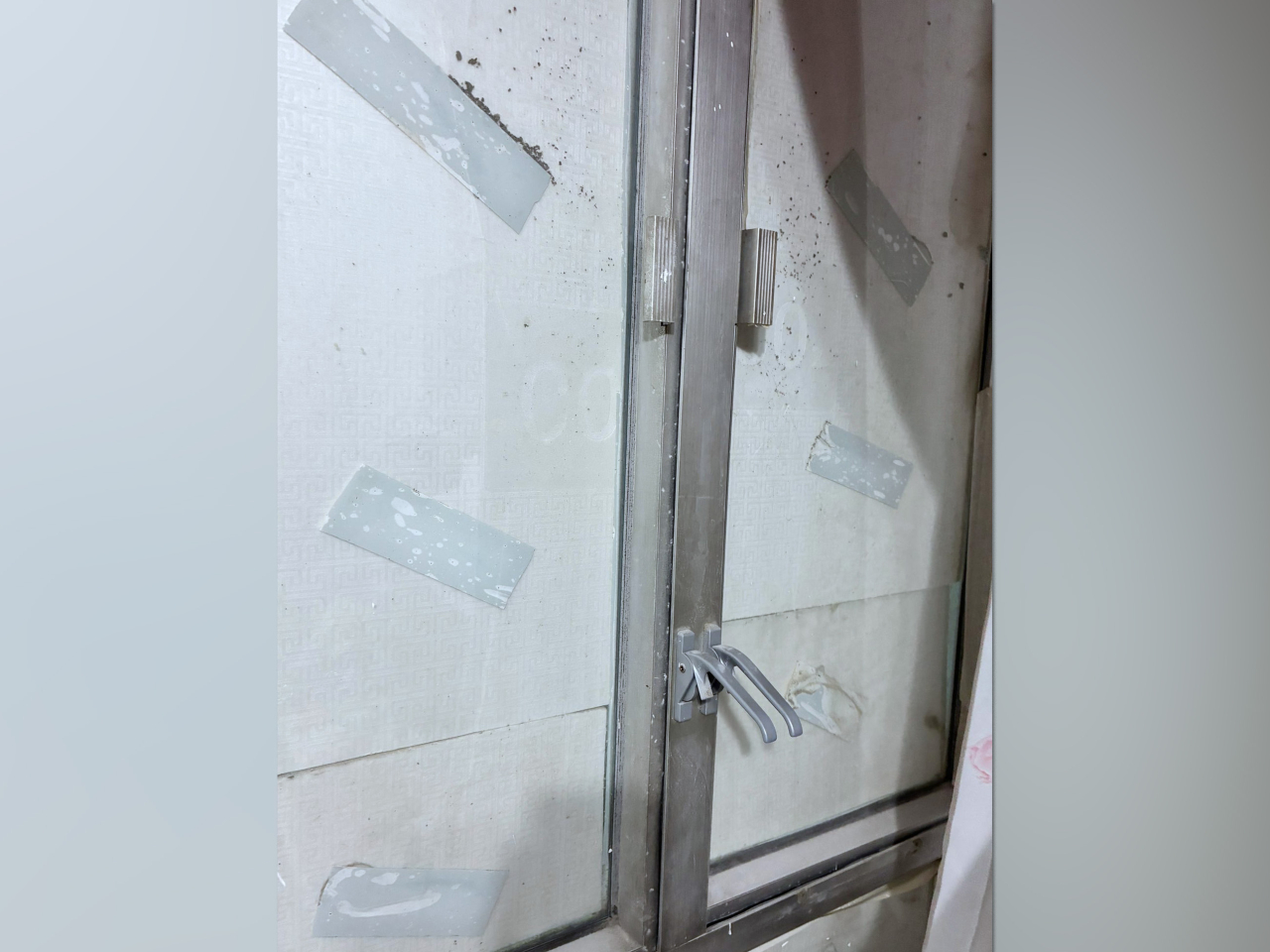 根據居民提供的照片，宏志閣內部的窗戶仍被封上發泡膠板。（居民提供）
