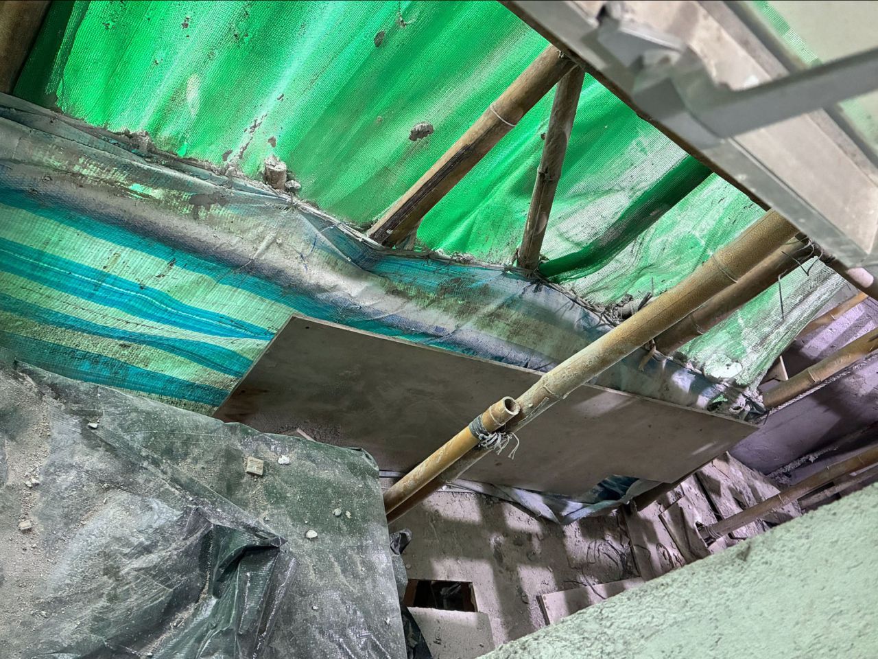 有居民引述警方說，假如日後大廈解封，會先拆走棚架及圍網，才讓居民入住。（居民提供）