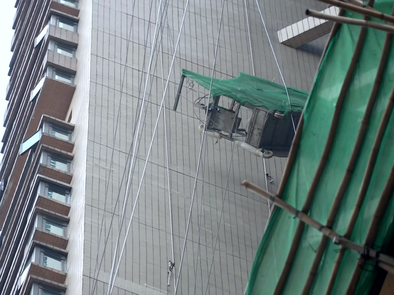 薄扶林寶翠園8座高層有吊船傾側，有兩名工人被困。（孔令輝攝）