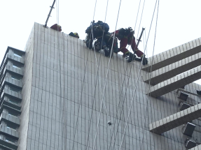 寶翠園吊船傾側兩工人被困半空　消防由天台游繩救回