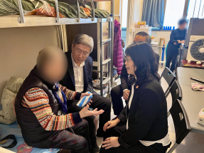 宏福苑五級火｜卓永興探訪災民　稱元朗過渡性房屋提供物資衣物