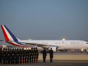 馬克龍乘坐的飛機抵達北京首都機場。(路透社)