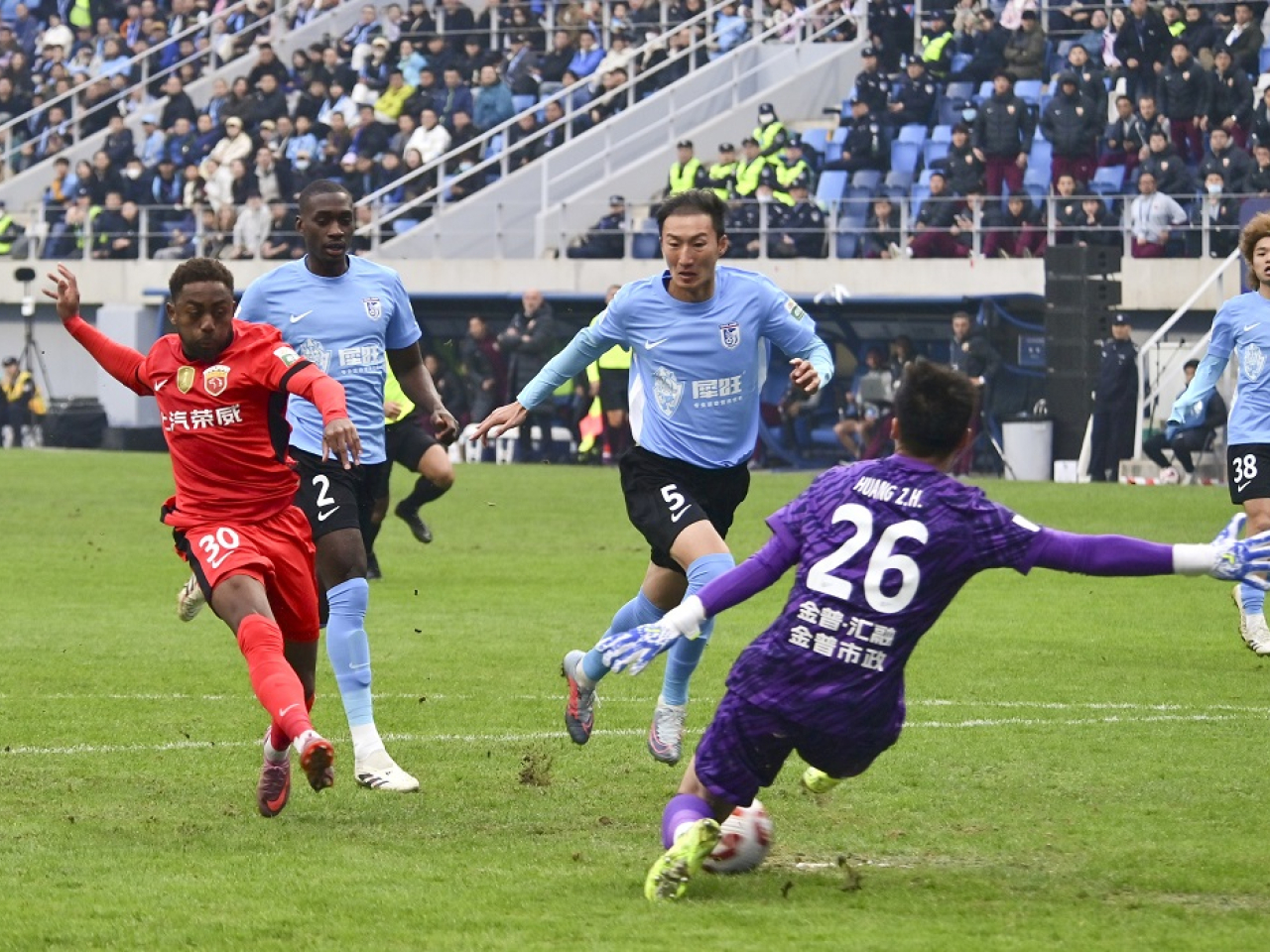 中足聯公布，職業球會若簽署陰陽合同將被罰降級。（新華社資料圖片）