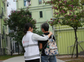 宏福苑五級火｜梁綺莉與社署社工團隊到「樂善村」探訪居民