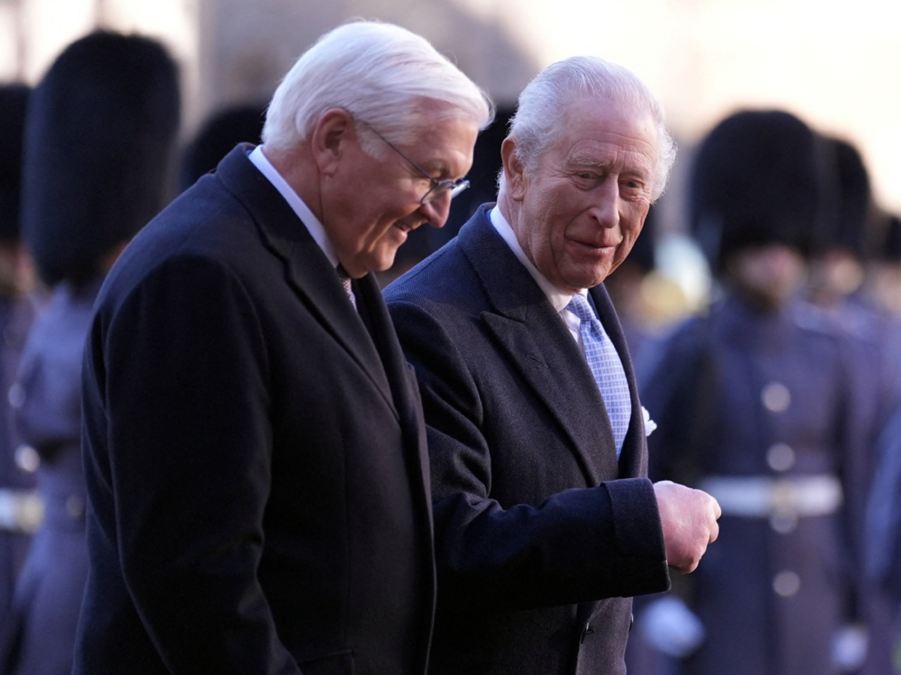 查理斯三世（右）熱烈歡迎國事訪英的施泰因邁爾（左）。（路透社）