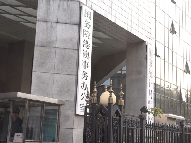 國務院港澳辦表示，護目鏡、防水手套等急需物資，已於今日運抵香港並交付使用。（港台圖片）