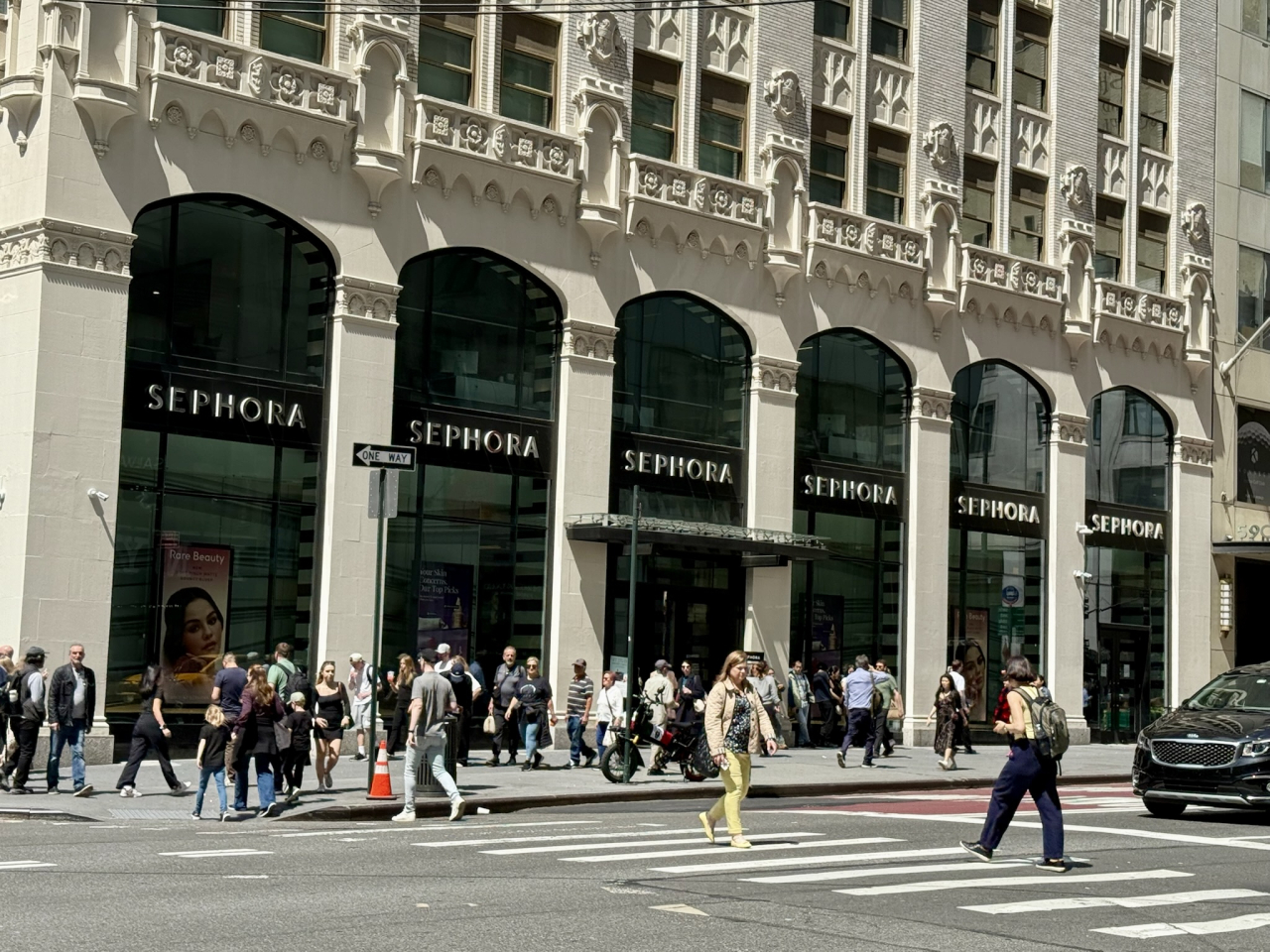 美國9月工業生產出乎意料按月轉升0.1%，市場原先預期會零增長。（港台圖片）