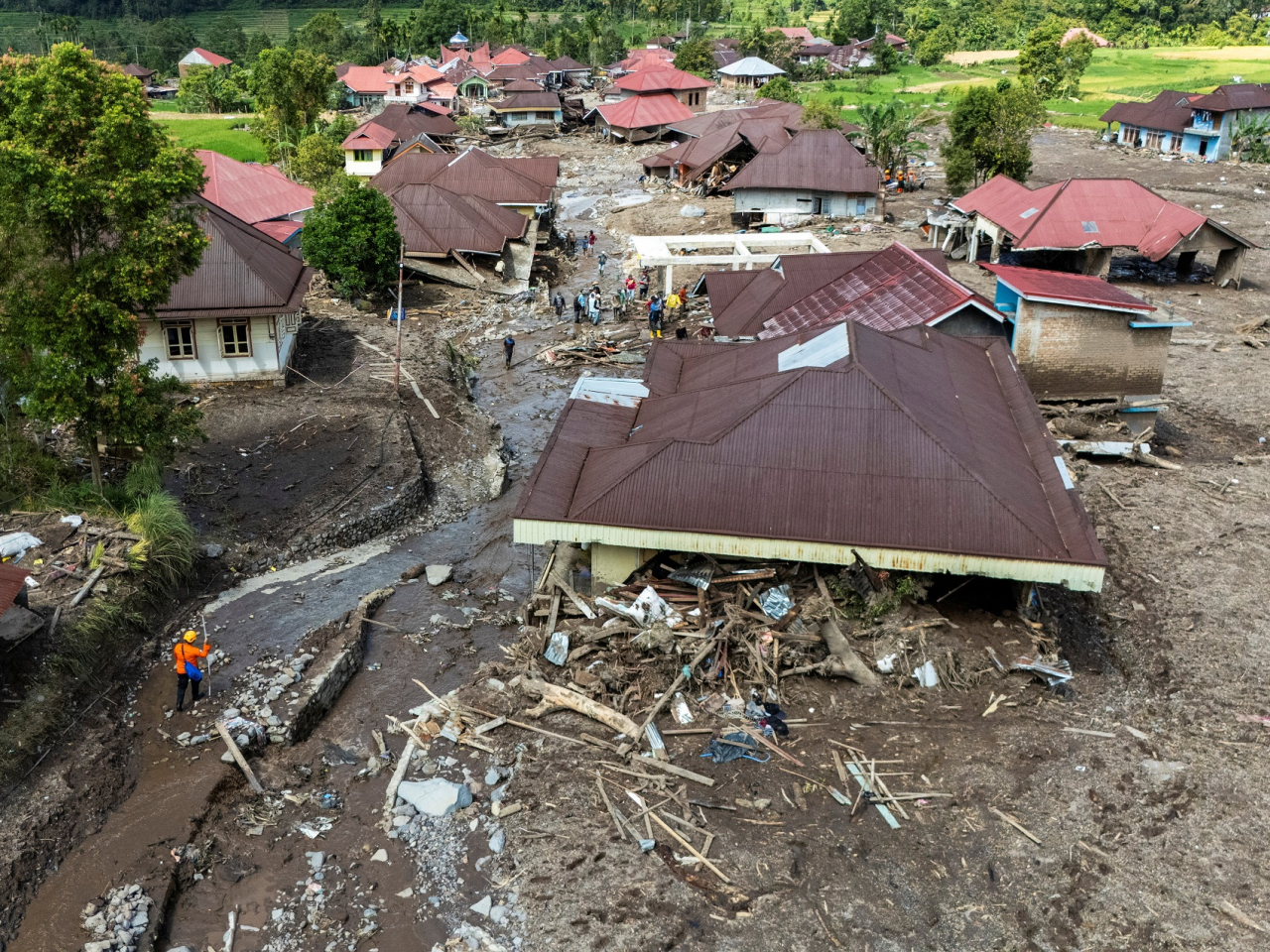 蘇門答臘島三省近期發生的洪水及山泥傾瀉造成大量死傷。（路透社）