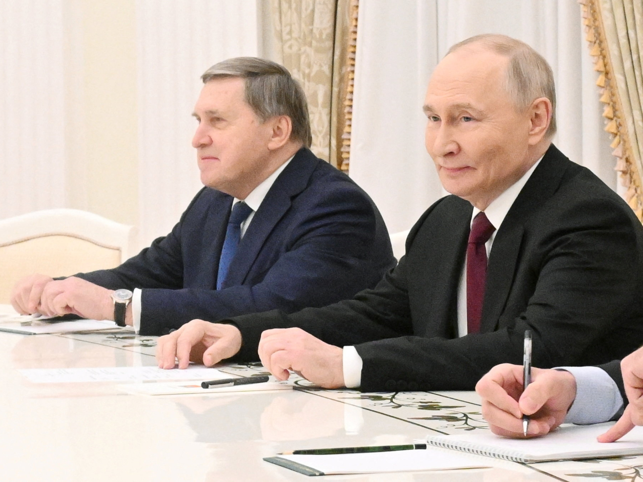 烏沙科夫（左）認為，美國顯示出願意盡力達成解決俄烏衝突的長期方案。（路透社資料圖片 ）