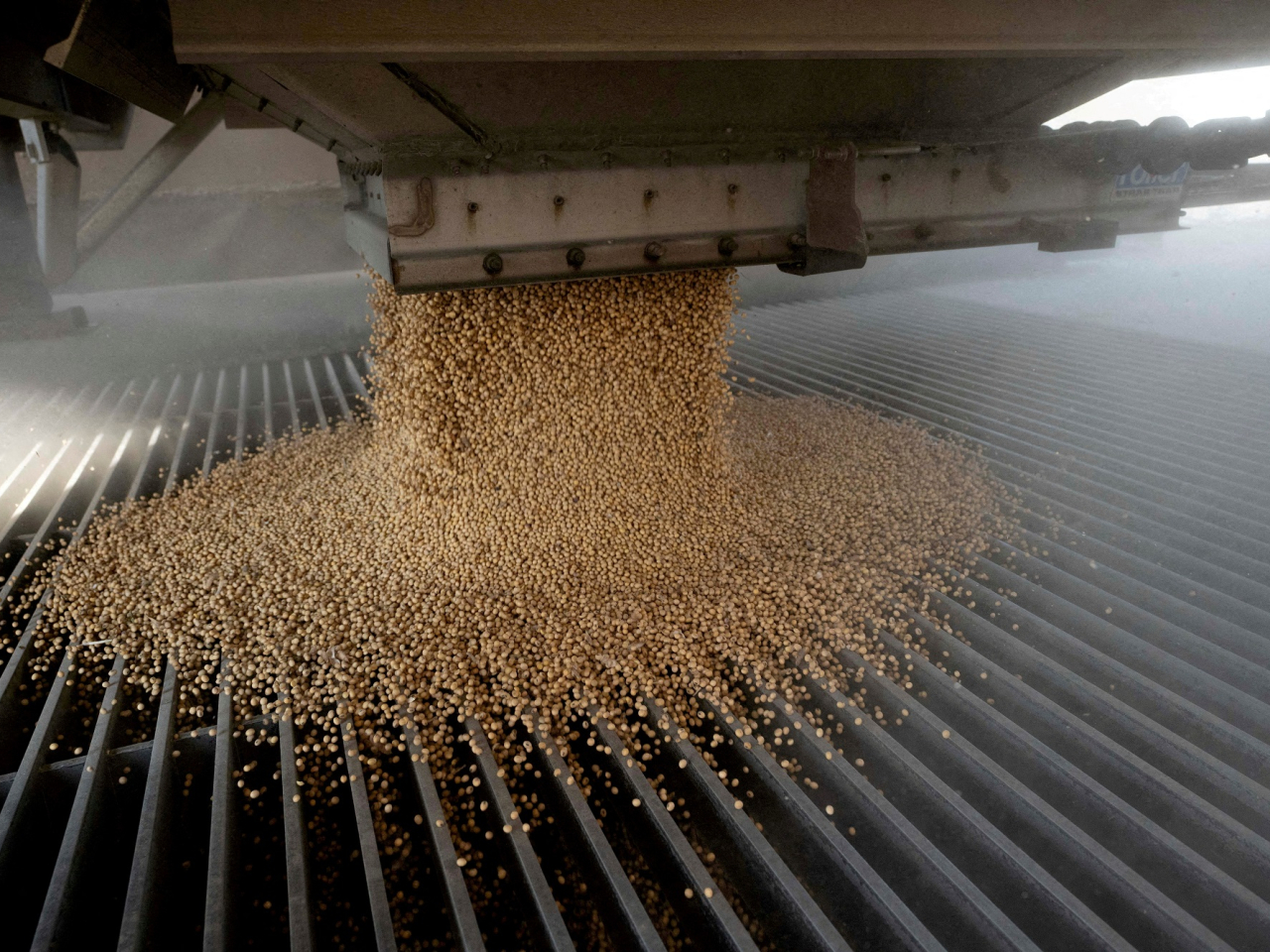 貝森特表示，中國正在履行在中美貿易協議的承諾，包括採購1200萬噸美國大豆。（路透社資料圖片）