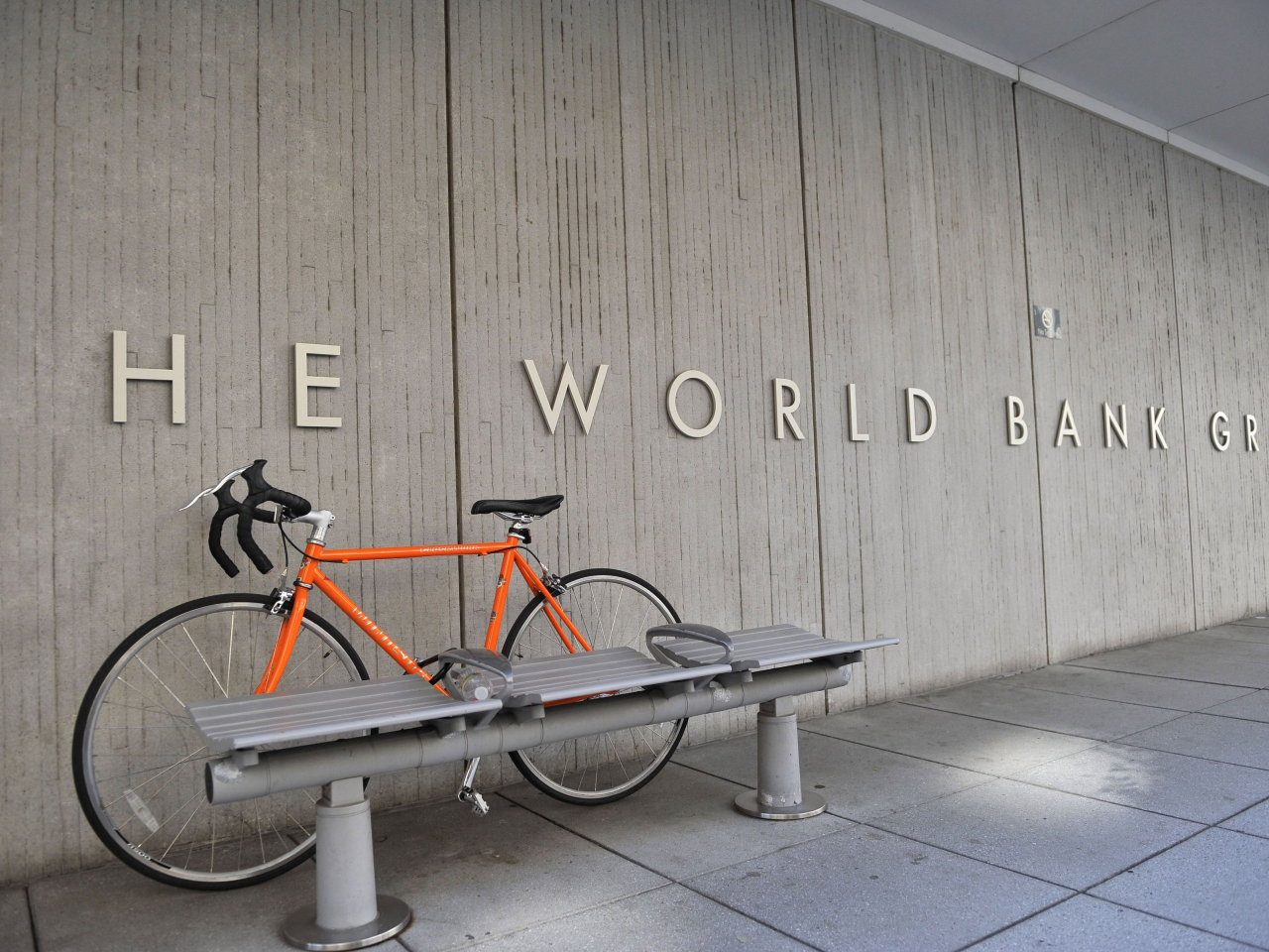 世行表示，雖然全球利率下行，但去年全球債務利息支付創新高。（新華社資料圖片）