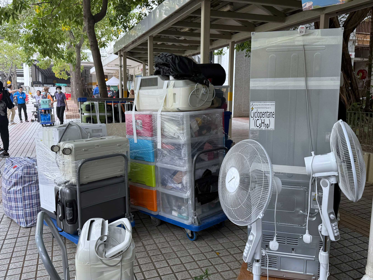 有居民搬走床褥及雪櫃、洗衣機等大型家電。（盧紫菁攝）