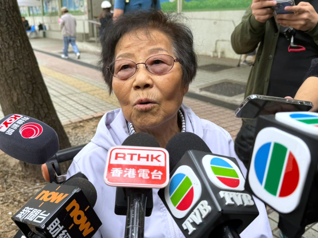 有80歲長者與家人返回住所領取護照等重要文件，指逃生時只趕及拿走身份證。（盧紫菁攝）