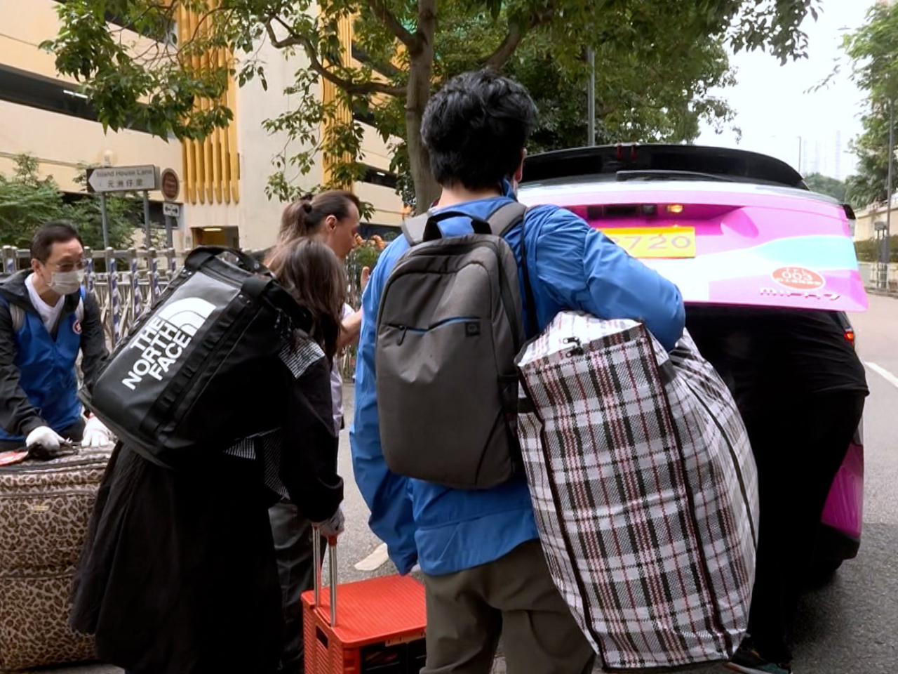 繼續有大埔宏福苑宏志閣的居民回家領取物品。（梁禎祥攝）