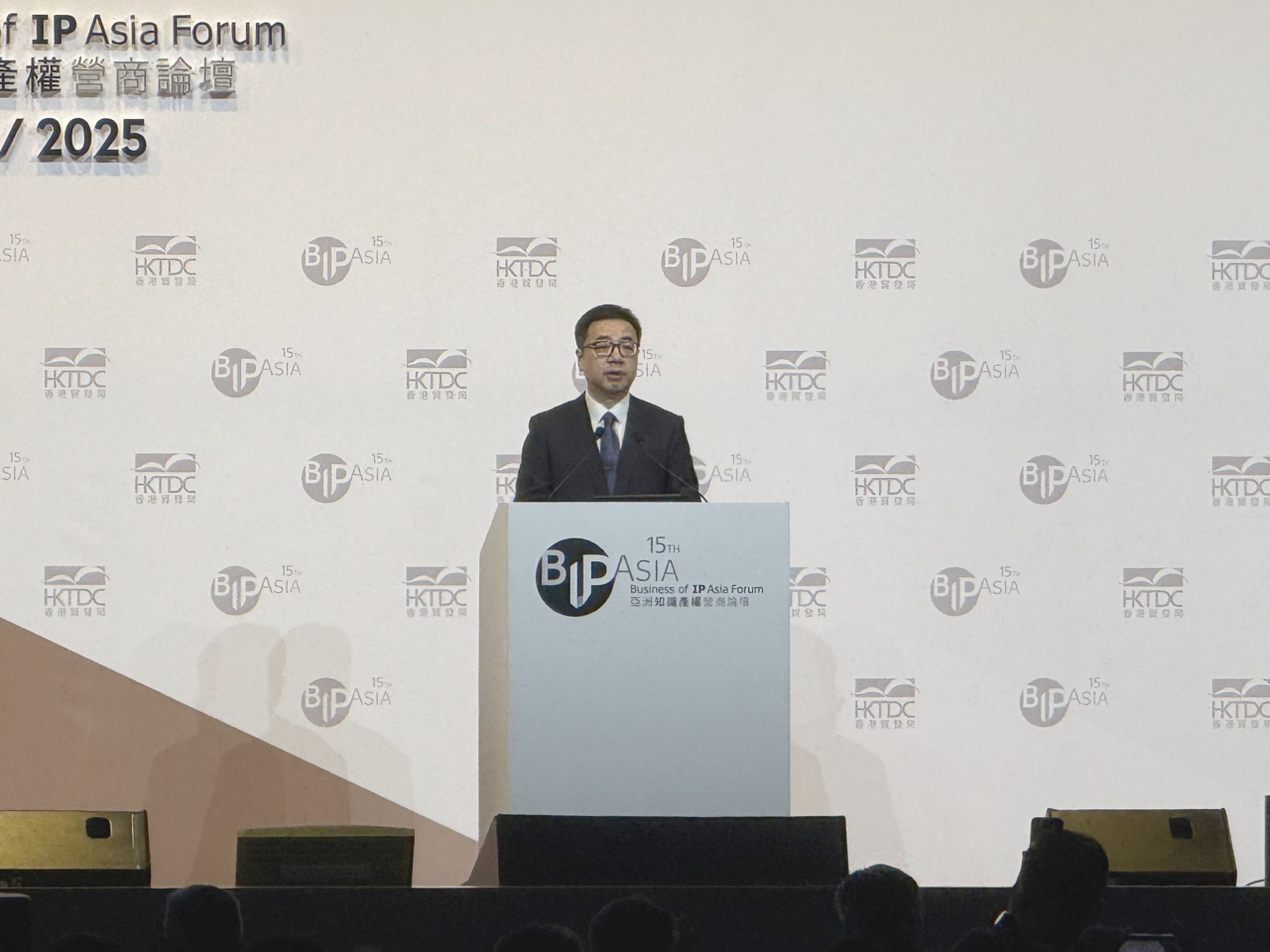 李勝軍表示，香港特區申請人在內地發明專利審查優先項目，明年起常態化實施，助力更高效在內地獲授權。（趙嘉駿攝）