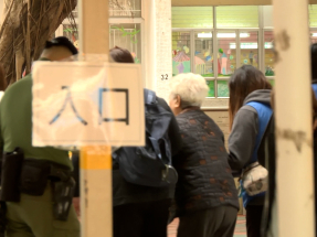 宏福苑五級火｜續有宏志閣居民回家取回物品