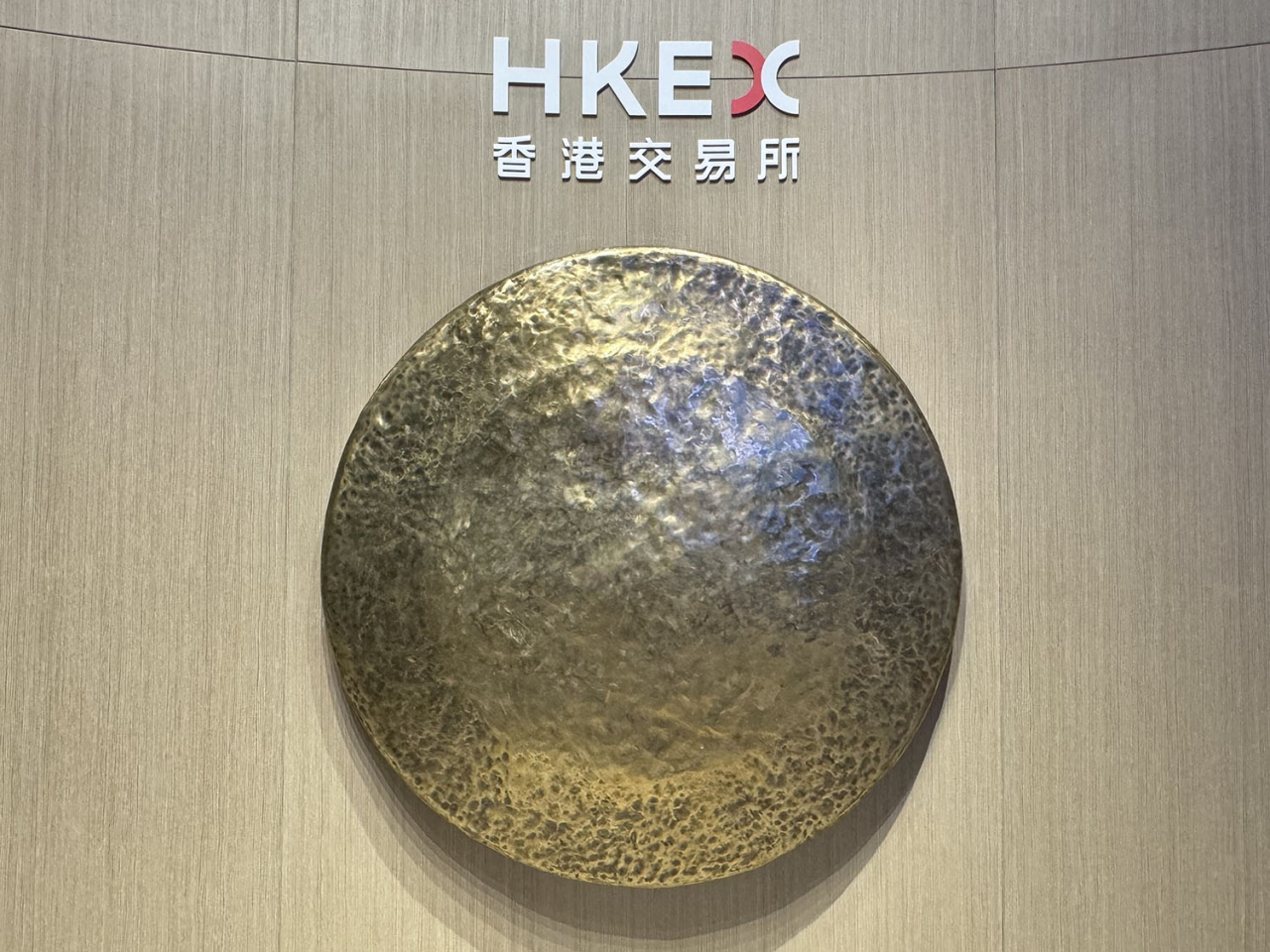 港交所披露，今年首11個月首次公開招股集資金額2594億元，按年升約2.3倍。（港台圖片）