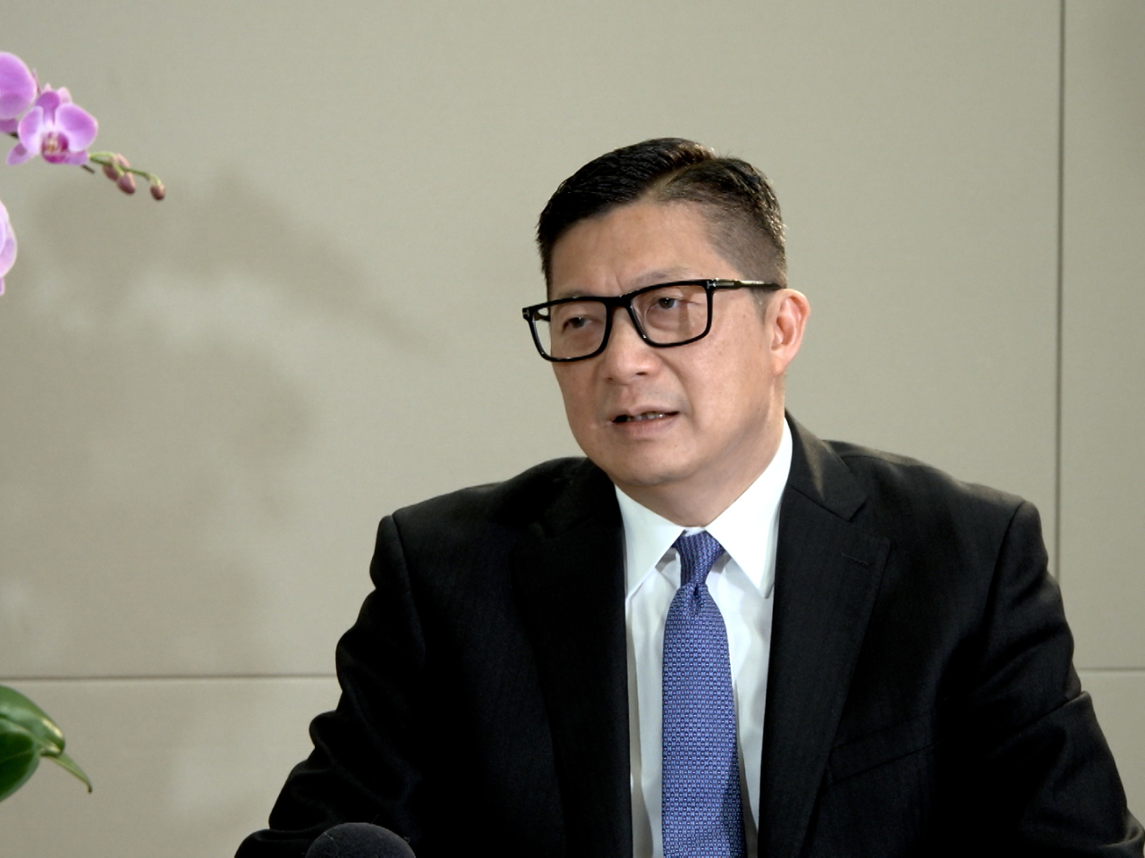 鄧炳強去信華爾街日報，指其中一篇涉及大埔宏福苑大火的社論偏頗及毫無根據，試圖抹黑香港。（港台圖片）