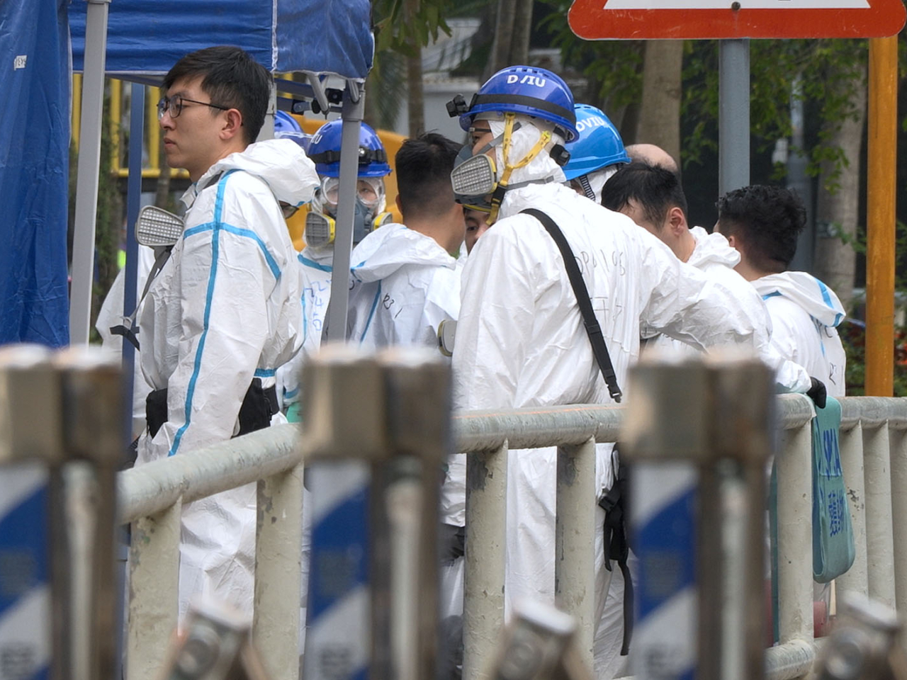 警方災難遇害者辨認組接獲愛護動物協會轉介市民求助，今日動員104人進入屋苑內78個單位進行全面搜索。（梁禎祥攝）