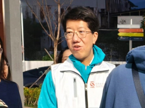 宏福苑五級火｜杜永恒到「博愛江夏圍村」探望災民並送上八達通卡