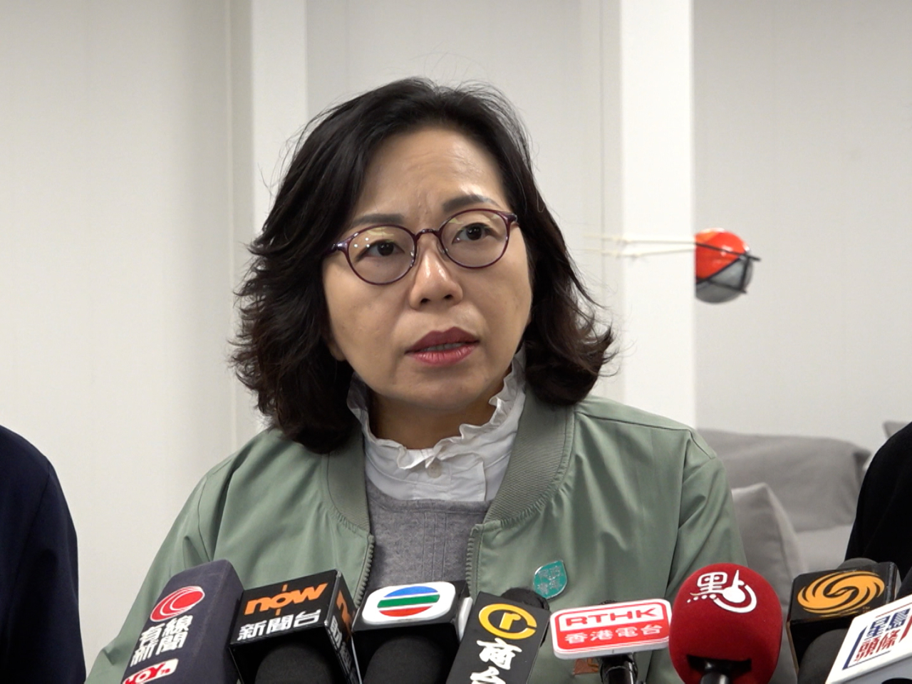 麥美娟宣布向宏福苑大火災民提供的每戶生活津貼，由5萬元增至10萬元。（周國安攝 ）