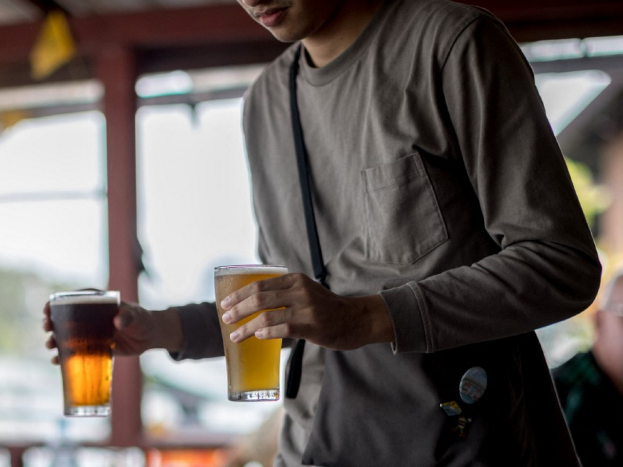 當局批准在未來180日內，每日上午11時至午夜之間銷售酒精飲品。(法新社資料圖片)