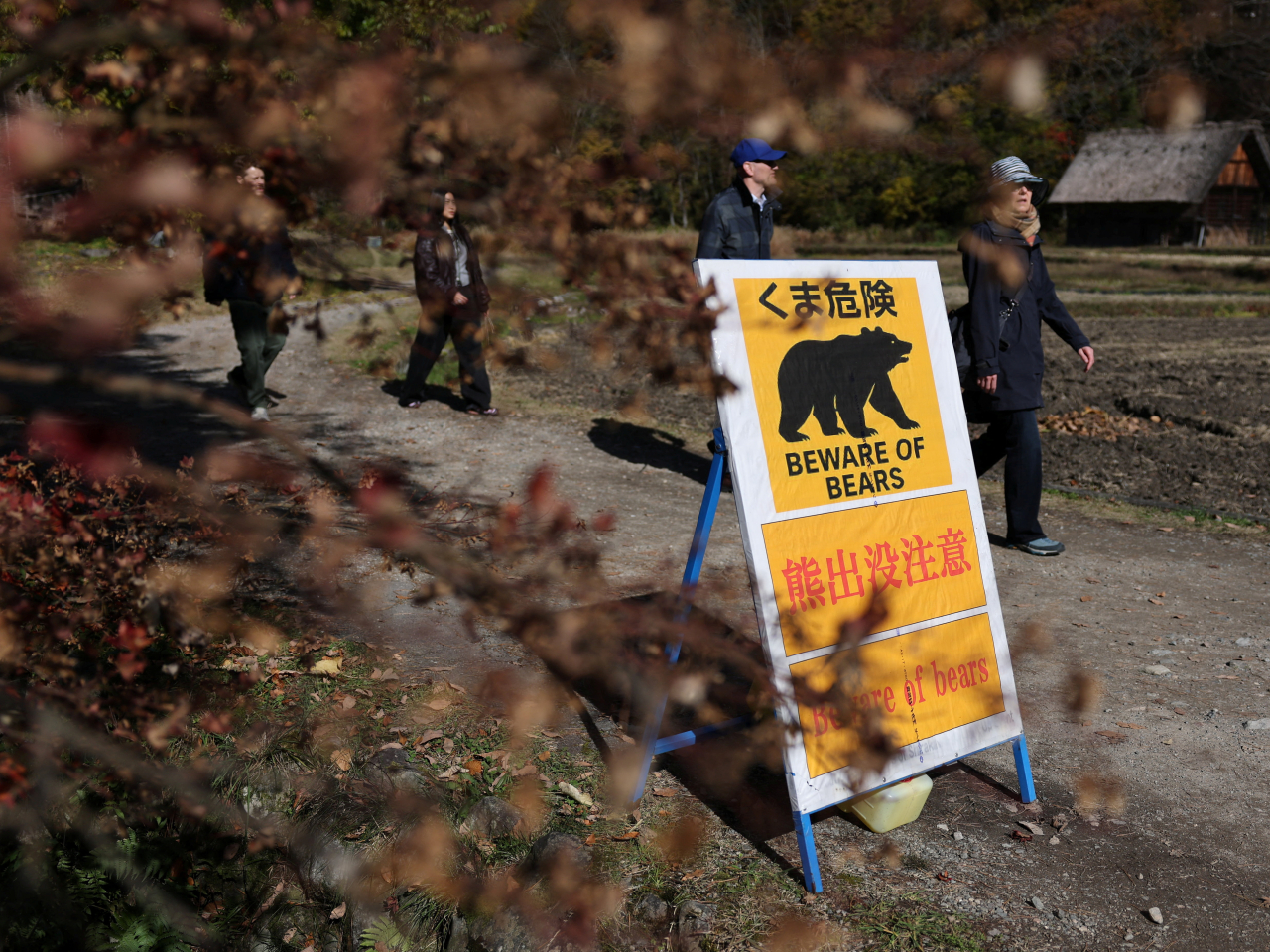 白川鄉豎立熊出沒警告標誌。(路透社資料圖片)
