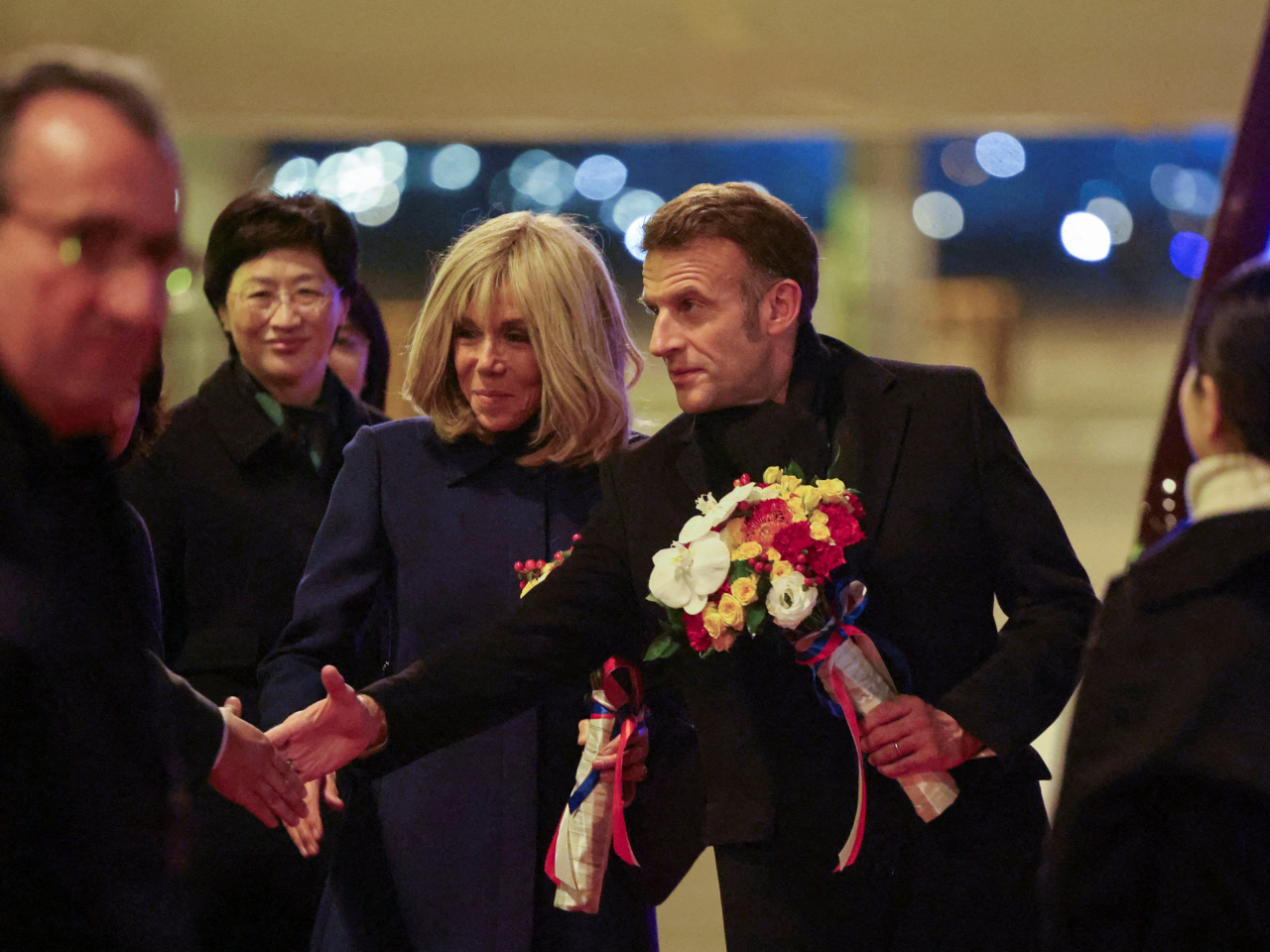 馬克龍與夫人布麗吉特，昨晚乘坐飛機抵達成都。（路透社）