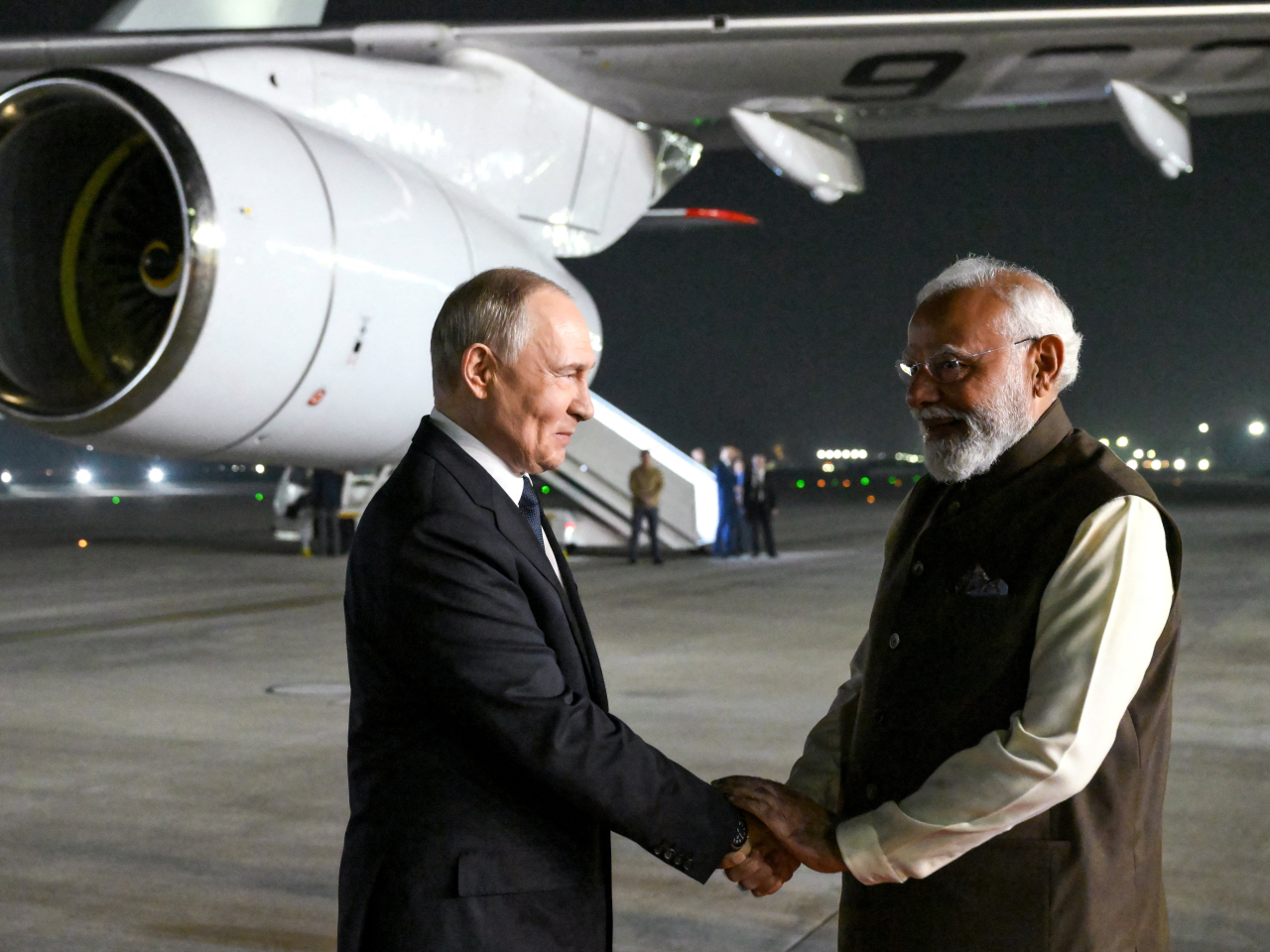 普京的專機昨晚抵達印度首都新德里帕拉姆空軍基地，總理莫迪親自到場迎接。（路透社）