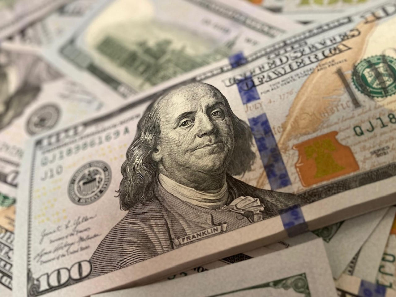 美元指數重上99，較早時報99.06，但仍是接近逾1個月低位。（港台圖片）