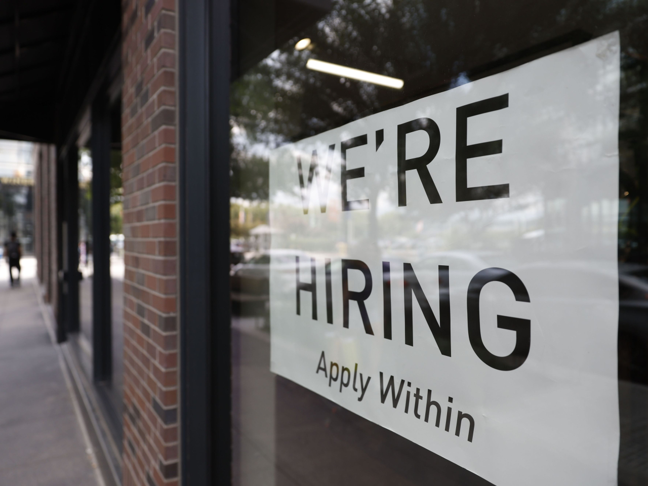 報告顯示美國企業年初至今累計宣布裁員約117.1萬人，但招聘只有近50萬人。（新華社資料圖片）