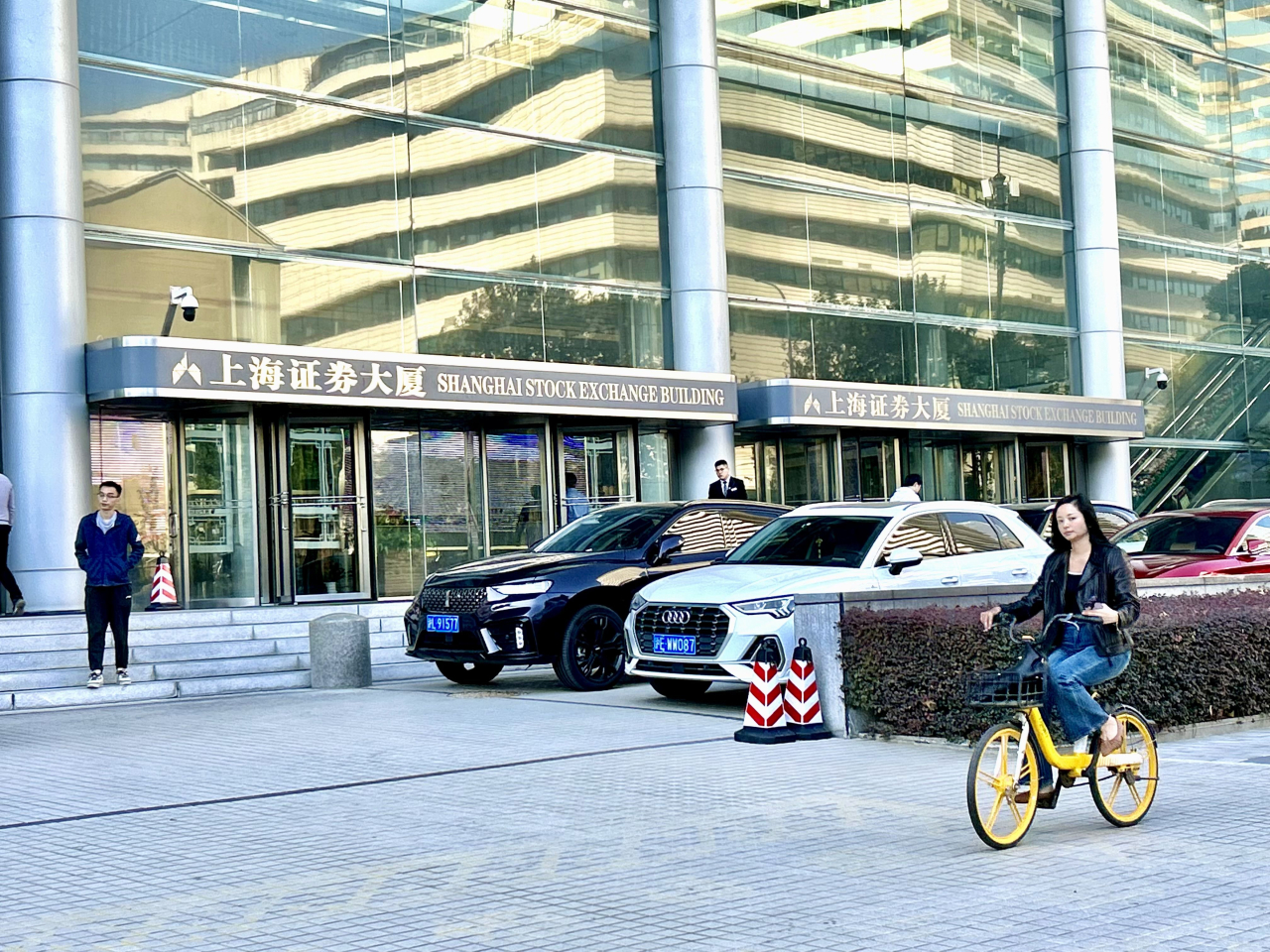 上證指數較早時報3871點，跌3點，跌幅0.1%。（港台圖片）