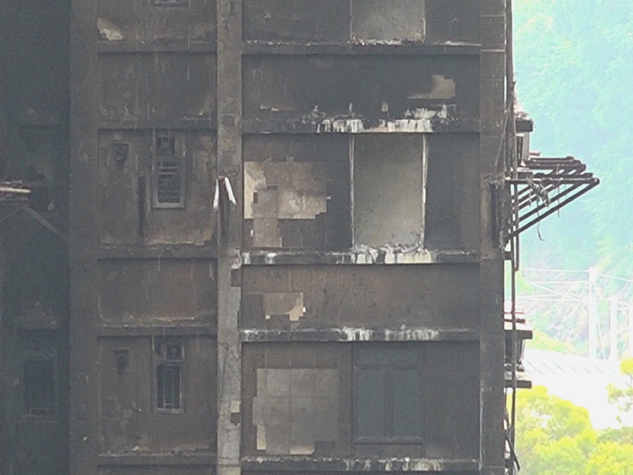 陳世昌表示，抽取混凝土芯樣本的是了解現場混凝土在大火後的情況。（港台圖片）