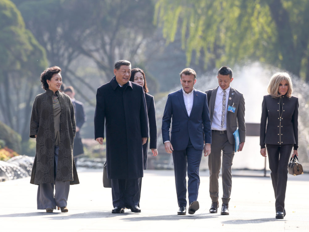 習近平在四川都江堰同馬克龍舉行非正式會晤。（新華社）