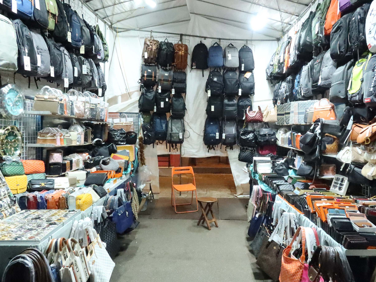 海關搗破的其中一間固定小販攤檔。（政府新聞處）