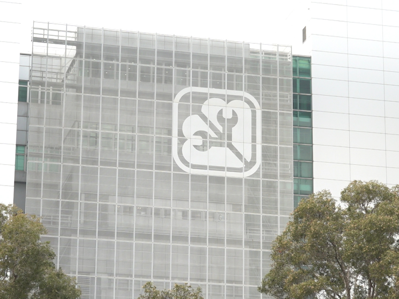 機電署公布，位於葵涌葵豐街38-42號Magnet Place Tower 2的淡水冷卻塔水樣本驗出退伍軍人桿菌總濃度等於或超過每毫升1000菌落的上限值。（港台圖片）