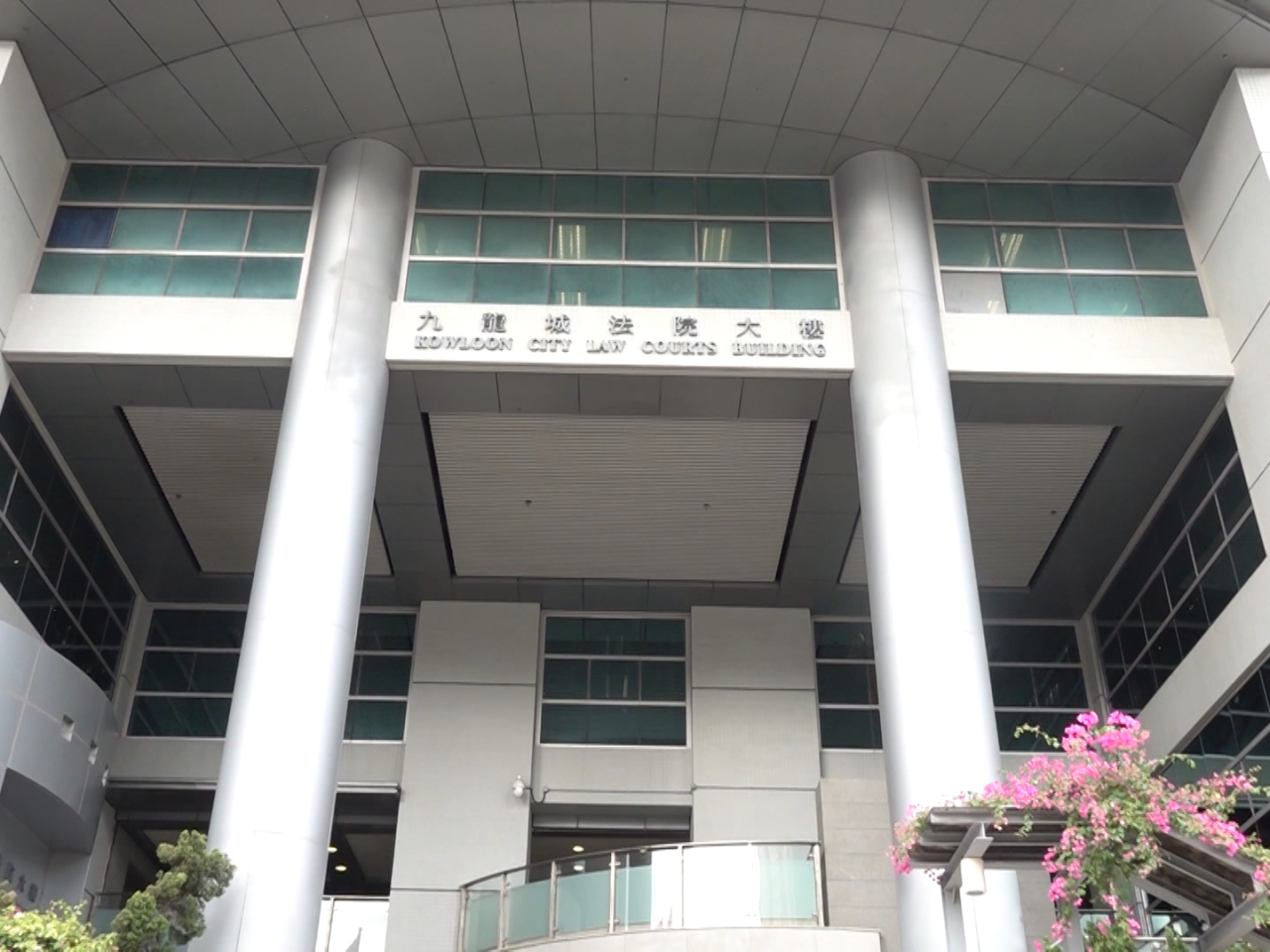 4名業主由於不遵從根據《建築物條例》（第123章）發出的法定命令，前日於九龍城裁判法院被定罪及判罰款合共大約29萬元。（港台圖片）