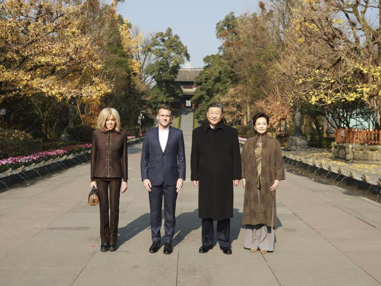 習近平和夫人彭麗媛同馬克龍夫婦在都江堰合影。(新華社)